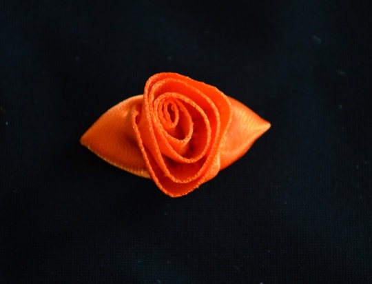 Schleifchen Farbrichtung rötlich orange Rose 