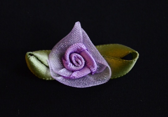 Schleifchen Farbrichtung  rötlich lila Rose mit Schlaufen 