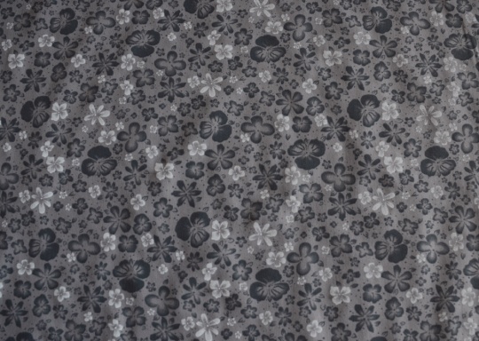Mikrofaser  Farbrichtung grau warm /bläulich grau Blumen 