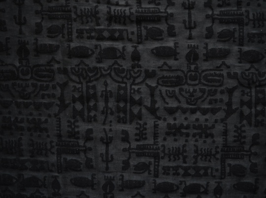 Ausbrennertüll elastisch schwarz Hieroglyphen Fehler Rand unsauber abgeschnitten und Flock nicht sehr dicht 