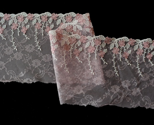Stickereispitze unelastisch Farbrichtung mandelcreme/ altrosa blass (links,rechts Spitze) 14,5 cm  individuell abgeschnitten